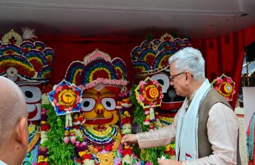 18.07.2026: इस्कॉन, जुहू तर्फे आयोजित ४५ व्या श्री जगन्नाथ रथयात्रेला राज्यपाल जिष्णु देव वर्मा यांच्या उपस्थितीत भक्तिवेदांत स्वामी मिशन स्कुल अंधेरी मुंबई येथून आरंभ झाला. यावेळी राज्यपालांनी रथावर आरूढ झालेल्या श्री जगन्नाथ, बलदेव व सुभद्रा यांच्या प्रतिमांची आरती केली व रथयात्रेच्या मार्गिकेला झाडूने स्वच्छ केले. रथयात्रा हा सनातन धर्म व भारतीय संस्कृतीतील एकमेवाद्वितीय अनुभव आहे.  या उत्सवानिमित्त भगवान जगन्नाथ भक्तांच्या भेटीसाठी बाहेर येतात. पूर्वी जगन्नाथ पुरी येथे तसेच काही ठिकाणी सीमित असलेला जगन्नाथ रथयात्रा महोत्सव इस्कॉनचे संस्थापक श्रील प्रभुपाद यांनी जगाच्या विभिन्न भागात पोहोचवला असे यावेळी राज्यपालांनी सांगितले. यावेळी राज्याचे बंदर विकास मंत्री नितेश राणे, खासदार हेमा मालिनी, आमदार अमित साटम, हिंदुजा समूहाचे अध्यक्ष प्रकाश हिंदुजा, रथयात्रा महोत्सवाचे अध्यक्ष डॉ सूरदास, इस्कॉन जुहूच्या अध्यक्ष बृजहारी दास, उपाध्यक्ष मुकुंद माधव, राज्यपालांचे सचिव डॉ प्रशांत नारनवरे तसेच मोठ्या संख्येने भक्त उपस्थित होते.