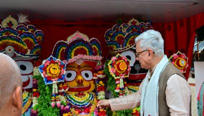 18.07.2026: इस्कॉन, जुहू तर्फे आयोजित ४५ व्या श्री जगन्नाथ रथयात्रेला राज्यपाल जिष्णु देव वर्मा यांच्या उपस्थितीत भक्तिवेदांत स्वामी मिशन स्कुल अंधेरी मुंबई येथून आरंभ झाला. यावेळी राज्यपालांनी रथावर आरूढ झालेल्या श्री जगन्नाथ, बलदेव व सुभद्रा यांच्या प्रतिमांची आरती केली व रथयात्रेच्या मार्गिकेला झाडूने स्वच्छ केले. रथयात्रा हा सनातन धर्म व भारतीय संस्कृतीतील एकमेवाद्वितीय अनुभव आहे.  या उत्सवानिमित्त भगवान जगन्नाथ भक्तांच्या भेटीसाठी बाहेर येतात. पूर्वी जगन्नाथ पुरी येथे तसेच काही ठिकाणी सीमित असलेला जगन्नाथ रथयात्रा महोत्सव इस्कॉनचे संस्थापक श्रील प्रभुपाद यांनी जगाच्या विभिन्न भागात पोहोचवला असे यावेळी राज्यपालांनी सांगितले. यावेळी राज्याचे बंदर विकास मंत्री नितेश राणे, खासदार हेमा मालिनी, आमदार अमित साटम, हिंदुजा समूहाचे अध्यक्ष प्रकाश हिंदुजा, रथयात्रा महोत्सवाचे अध्यक्ष डॉ सूरदास, इस्कॉन जुहूच्या अध्यक्ष बृजहारी दास, उपाध्यक्ष मुकुंद माधव, राज्यपालांचे सचिव डॉ प्रशांत नारनवरे तसेच मोठ्या संख्येने भक्त उपस्थित होते.