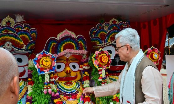 18.07.2026: इस्कॉन, जुहू तर्फे आयोजित ४५ व्या श्री जगन्नाथ रथयात्रेला राज्यपाल जिष्णु देव वर्मा यांच्या उपस्थितीत भक्तिवेदांत स्वामी मिशन स्कुल अंधेरी मुंबई येथून आरंभ झाला. यावेळी राज्यपालांनी रथावर आरूढ झालेल्या श्री जगन्नाथ, बलदेव व सुभद्रा यांच्या प्रतिमांची आरती केली व रथयात्रेच्या मार्गिकेला झाडूने स्वच्छ केले. रथयात्रा हा सनातन धर्म व भारतीय संस्कृतीतील एकमेवाद्वितीय अनुभव आहे.  या उत्सवानिमित्त भगवान जगन्नाथ भक्तांच्या भेटीसाठी बाहेर येतात. पूर्वी जगन्नाथ पुरी येथे तसेच काही ठिकाणी सीमित असलेला जगन्नाथ रथयात्रा महोत्सव इस्कॉनचे संस्थापक श्रील प्रभुपाद यांनी जगाच्या विभिन्न भागात पोहोचवला असे यावेळी राज्यपालांनी सांगितले. यावेळी राज्याचे बंदर विकास मंत्री नितेश राणे, खासदार हेमा मालिनी, आमदार अमित साटम, हिंदुजा समूहाचे अध्यक्ष प्रकाश हिंदुजा, रथयात्रा महोत्सवाचे अध्यक्ष डॉ सूरदास, इस्कॉन जुहूच्या अध्यक्ष बृजहारी दास, उपाध्यक्ष मुकुंद माधव, राज्यपालांचे सचिव डॉ प्रशांत नारनवरे तसेच मोठ्या संख्येने भक्त उपस्थित होते.