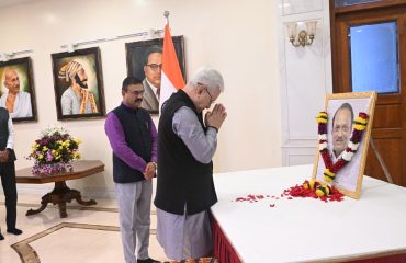22.07.2026: महाराष्ट्राचे दिवंगत माजी उपमुख्यमंत्री अज‍ित पवार  यांच्या जयंतीनिमित्त राज्यपाल जिष्णु देव वर्मा यांनी आज लोकभवन येथे त्यांच्या प्रतिमेला पुष्पांजली वाहून अभिवादन केले. यावेळी राज्यपालांचे सचिव डॉ. प्रशांत नारनवरे, सहसचिव एस. राममूर्ती, परिवार प्रबंधक डॉ निशिकांत देशपांडे तसेच लोकभवनातील अधिकारी, कर्मचारी तसेच पोलीस अधिकारी व अंमलदार उपस्थित होते.