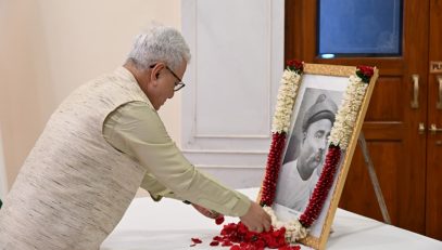 23.07.2026:  लोकमान्य बाळ गंगाधर टिळक यांच्या १७० व्या जयंती निमित्त राज्यपाल जिष्णु देव वर्मा यांनी लोकभवन, मुंबई येथे लोकमान्य टिळक यांच्या प्रतिमेला पुष्पांजली वाहून अभिवादन केले. यावेळी राज्यपालांचे सचिव डॉ. प्रशांत नारनवरे, सहसचिव एस. राममूर्ती, परिवार प्रबंधक डॉ निशिकांत देशपांडे तसेच लोकभवनातील अधिकारी, कर्मचारी तसेच पोलीस अधिकारी व अंमलदार उपस्थित होते.
