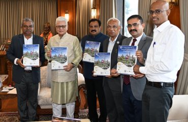 23.07.2026: राज्यपाल जिष्णु देव वर्मा यांच्या हस्ते आज ४१ व्या राष्ट्रीय आर्किटेक्चरल इंजिनिअर्स अधिवेशनाच्या माहितीपत्रकाचे (ब्रॉशरचे) प्रकाशन करण्यात आले. 'द इन्स्टिट्यूशन ऑफ इंजिनिअर्स (इंडिया)', महाराष्ट्र राज्य शाखेच्या वतीने आर्किटेक्चरल इंजिनिअरिंग डिव्हिजन बोर्ड यांच्या अधिपत्याखाली अधिवेशनाचे आयोजन करण्यात आले आहे.  यावेळी अधिवेशनाचे आयोजन सचिव सुरेश बाबू, आयईआय महाराष्ट्र राज्य केंद्राचे अध्यक्ष विजय कांबळे तसेच बृहन्मुंबई महानगरपालिकेचे सेवानिवृत्त मुख्य अभियंता डॉ. नवनाथ घाडगे उपस्थित होते.