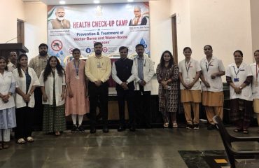 23.07.2026: महाराष्ट्राचे राज्यपाल ज‍िष्णु देव वर्मा यांच्या सुचनेनुसार लोकभवनातील अध‍िकारी-कर्मचाऱ्यांसाठी  तसेच त्यांच्या कुटुंबियांसाठी 'कीटकजन्य व जलजन्य आजार प्रतिबंध व उपचार' या व‍िषयावर एक द‍िवसाच्या शिबिराचे आयोजन करण्यात आले. महाराष्ट्र लोकभवनाने बृहन्मुंबई महानगरपालिकेच्या सार्वजनिक आरोग्य विभागातील वैद्यकीय आरोग्य अधिकाऱ्यांनी कीटकजन्य व जलजन्य आजार प्रतिबंध व उपचार याबाबत मार्गदर्शन केले.  श‍िबीरात  ११० कर्मचाऱ्यांच्या व‍िव‍िध  तपासण्या करण्यात आल्या. महानगरपालिकेच्या आरोग्य विभागातील कर्मचाऱ्यांनी यावेळी कर्मचाऱ्यांच्या घरोघरी जाऊन कुटुंबियांच्या रक्ताची तपासणी केली. राज्यपालांचे परिवार प्रबंधक डॉ निशिकांत देशपांडे यांनी शिबिरामध्ये सहभागी झालेल्या वैदयकीय अध‍िकारी व कर्मचाऱ्यांचा सत्कार केला.  लोकभवन येथील वैद्यकीय अधिकारी डॉ विक्रमजीत पडोळे यांनी श‍िबीर आयोजनात सहकार्य करणाऱ्या वैदयकीय अध‍िकारी व कर्मचाऱ्यांचे आभार मानले.