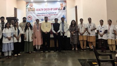 23.07.2026: महाराष्ट्राचे राज्यपाल ज‍िष्णु देव वर्मा यांच्या सुचनेनुसार लोकभवनातील अध‍िकारी-कर्मचाऱ्यांसाठी  तसेच त्यांच्या कुटुंबियांसाठी 'कीटकजन्य व जलजन्य आजार प्रतिबंध व उपचार' या व‍िषयावर एक द‍िवसाच्या शिबिराचे आयोजन करण्यात आले. महाराष्ट्र लोकभवनाने बृहन्मुंबई महानगरपालिकेच्या सार्वजनिक आरोग्य विभागातील वैद्यकीय आरोग्य अधिकाऱ्यांनी कीटकजन्य व जलजन्य आजार प्रतिबंध व उपचार याबाबत मार्गदर्शन केले.  श‍िबीरात  ११० कर्मचाऱ्यांच्या व‍िव‍िध  तपासण्या करण्यात आल्या. महानगरपालिकेच्या आरोग्य विभागातील कर्मचाऱ्यांनी यावेळी कर्मचाऱ्यांच्या घरोघरी जाऊन कुटुंबियांच्या रक्ताची तपासणी केली. राज्यपालांचे परिवार प्रबंधक डॉ निशिकांत देशपांडे यांनी शिबिरामध्ये सहभागी झालेल्या वैदयकीय अध‍िकारी व कर्मचाऱ्यांचा सत्कार केला.  लोकभवन येथील वैद्यकीय अधिकारी डॉ विक्रमजीत पडोळे यांनी श‍िबीर आयोजनात सहकार्य करणाऱ्या वैदयकीय अध‍िकारी व कर्मचाऱ्यांचे आभार मानले.