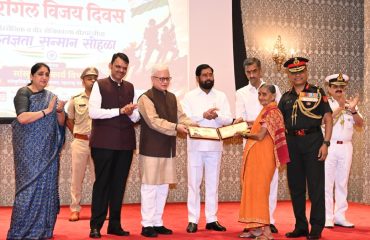 27.07.2026: राज्यपाल जिष्णु देव वर्मा व मुख्यमंत्री देवेंद्र फडणवीस यांच्या प्रमुख उपस्थितीत आज लोकभवन, मुंबई येथे कारगिल विजय दिवस स्मरणोत्सव व कृतज्ञता सोहळ्याचे आयोजन करण्यात आले .  यावेळी राज्यपाल व मुख्यमंत्री यांच्या हस्ते वीर माता, वीर पिता, वीर नारी, कारगिल युद्धात अपंगत्व आलेले वीर जवान तसेच शौर्य पदक विजेत्या जवानांचा सत्कार करण्यात आला. या कार्यक्रमात कवी प्रदीप यांच्या रचनेवर आधारित भरत बळवल्ली यांच्या गीताचे प्रकाशन करण्यात आले.  कार्यक्रमाला उपमुख्यमंत्री एकनाथ शिंदे, उपमुख्यमंत्री सुनेत्रा पवार, सांस्कृतिक कार्य मंत्री आशिष शेलार, पर्यटन व माजी सैनिक कल्याण मंत्री शंभूराज देसाई, नौदलाच्या पश्चिम विभागाचे मुख्य ध्वज अधिकारी व्हाईस ऍडमिरल संजय वात्सायन, स्थलसेनेच्या महाराष्ट्र, गुजरात व गोवा प्रभागाचे जनरल ऑफिसर कमांडींग ले. जन.डी. एस कुशवाह, तसेच सैन्य दलांचे वरिष्ठ अधिकारी उपस्थित होते. कार्यक्रमाचे आयोजन सांस्कृतिक कार्य संचालनालयाने वीर सेनानी फाउंडेशन तसेच स्वरनिनाद फाउंडेशन यांच्या सहकार्याने केले होते. यावेळी नौदलाच्या बँड पथकाने राष्ट्रभक्तीपर गीताच्या धून सादर केल्या तसेच नचिकेत देसाई व शिवम या गायकांनी देशभक्तीपर गीते सादर केली.