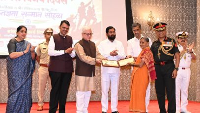 27.07.2026: राज्यपाल जिष्णु देव वर्मा व मुख्यमंत्री देवेंद्र फडणवीस यांच्या प्रमुख उपस्थितीत आज लोकभवन, मुंबई येथे कारगिल विजय दिवस स्मरणोत्सव व कृतज्ञता सोहळ्याचे आयोजन करण्यात आले .  यावेळी राज्यपाल व मुख्यमंत्री यांच्या हस्ते वीर माता, वीर पिता, वीर नारी, कारगिल युद्धात अपंगत्व आलेले वीर जवान तसेच शौर्य पदक विजेत्या जवानांचा सत्कार करण्यात आला. या कार्यक्रमात कवी प्रदीप यांच्या रचनेवर आधारित भरत बळवल्ली यांच्या गीताचे प्रकाशन करण्यात आले.  कार्यक्रमाला उपमुख्यमंत्री एकनाथ शिंदे, उपमुख्यमंत्री सुनेत्रा पवार, सांस्कृतिक कार्य मंत्री आशिष शेलार, पर्यटन व माजी सैनिक कल्याण मंत्री शंभूराज देसाई, नौदलाच्या पश्चिम विभागाचे मुख्य ध्वज अधिकारी व्हाईस ऍडमिरल संजय वात्सायन, स्थलसेनेच्या महाराष्ट्र, गुजरात व गोवा प्रभागाचे जनरल ऑफिसर कमांडींग ले. जन.डी. एस कुशवाह, तसेच सैन्य दलांचे वरिष्ठ अधिकारी उपस्थित होते. कार्यक्रमाचे आयोजन सांस्कृतिक कार्य संचालनालयाने वीर सेनानी फाउंडेशन तसेच स्वरनिनाद फाउंडेशन यांच्या सहकार्याने केले होते. यावेळी नौदलाच्या बँड पथकाने राष्ट्रभक्तीपर गीताच्या धून सादर केल्या तसेच नचिकेत देसाई व शिवम या गायकांनी देशभक्तीपर गीते सादर केली.