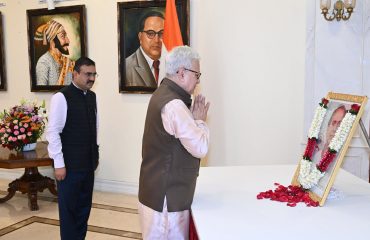 01.08.2026 : लोकशाहीर साहित्यरत्न अण्णाभाऊ साठे यांच्या जयंती दिनानिमित्त राज्यपाल जिष्णु देव वर्मा यांनी लोकभवन, मुंबई येथे त्यांच्या प्रतिमेला पुष्पांजली वाहून अभिवादन केले. यावेळी राज्यपालांचे सचिव डॉ. प्रशांत नारनवरे, परिवार प्रबंधक डॉ निशिकांत देशपांडे तसेच लोकभवनातील अधिकारी, कर्मचारी तसेच पोलीस अधिकारी व अंमलदार उपस्थित होते.