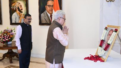 01.08.2026 : लोकशाहीर साहित्यरत्न अण्णाभाऊ साठे यांच्या जयंती दिनानिमित्त राज्यपाल जिष्णु देव वर्मा यांनी लोकभवन, मुंबई येथे त्यांच्या प्रतिमेला पुष्पांजली वाहून अभिवादन केले. यावेळी राज्यपालांचे सचिव डॉ. प्रशांत नारनवरे, परिवार प्रबंधक डॉ निशिकांत देशपांडे तसेच लोकभवनातील अधिकारी, कर्मचारी तसेच पोलीस अधिकारी व अंमलदार उपस्थित होते.