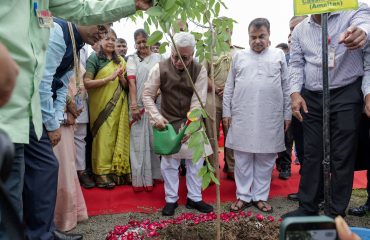 01.08.2026: राष्ट्रसंत तुकडोजी महाराज नागपूर विद्यापीठ परिसरात आज राज्यपाल तथा राज्यातील सार्वजनिक विद्यापीठांचे कुलपती जिष्णु देव वर्मा यांच्या हस्ते वृक्षारोपण करण्यात आले. विद्यापीठाच्या जमनालाल बजाज प्रशासकीय भवनाशेजारी खुल्या परिसरात झालेल्या या वृक्षारोपण कार्यक्रमात केंद्रीय सडक परिवहन व महामार्ग मंत्री नितीन गडकरी यांनी देखील वृक्षारोपण केले. वातावरण बदलाच्या आव्हानांना तोंड देण्यासाठी केंद्र शासनाच्या वतीने नागपूर जिल्ह्यात २५ लाख वृक्ष लागवडीचा संकल्प घेण्यात आलेला आहे. यावेळी शालेय शिक्षण राज्यमंत्री डॉ. पंकज भोयर, महापौर नीता ठाकरे, आमदार मोहन मते, आमदार प्रवीण दटके, उपमहापौर लीलाताई हाथीबेड, कुलगुरु डॉ. मनाली क्षीरसागर, प्र-कुलगुरू डॉ. अखिलेश पेशवे, राज्यपालांचे सचिव डॉ. प्रशांत नारनवरे, महापालिकेच्या स्थायी समिती सभापती शिवानी दाणी, आदी उपस्थित होते.