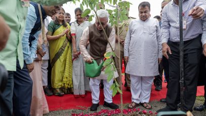 01.08.2026: राष्ट्रसंत तुकडोजी महाराज नागपूर विद्यापीठ परिसरात आज राज्यपाल तथा राज्यातील सार्वजनिक विद्यापीठांचे कुलपती जिष्णु देव वर्मा यांच्या हस्ते वृक्षारोपण करण्यात आले. विद्यापीठाच्या जमनालाल बजाज प्रशासकीय भवनाशेजारी खुल्या परिसरात झालेल्या या वृक्षारोपण कार्यक्रमात केंद्रीय सडक परिवहन व महामार्ग मंत्री नितीन गडकरी यांनी देखील वृक्षारोपण केले. वातावरण बदलाच्या आव्हानांना तोंड देण्यासाठी केंद्र शासनाच्या वतीने नागपूर जिल्ह्यात २५ लाख वृक्ष लागवडीचा संकल्प घेण्यात आलेला आहे. यावेळी शालेय शिक्षण राज्यमंत्री डॉ. पंकज भोयर, महापौर नीता ठाकरे, आमदार मोहन मते, आमदार प्रवीण दटके, उपमहापौर लीलाताई हाथीबेड, कुलगुरु डॉ. मनाली क्षीरसागर, प्र-कुलगुरू डॉ. अखिलेश पेशवे, राज्यपालांचे सचिव डॉ. प्रशांत नारनवरे, महापालिकेच्या स्थायी समिती सभापती शिवानी दाणी, आदी उपस्थित होते.