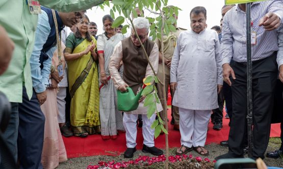 01.08.2026: राष्ट्रसंत तुकडोजी महाराज नागपूर विद्यापीठ परिसरात आज राज्यपाल तथा राज्यातील सार्वजनिक विद्यापीठांचे कुलपती जिष्णु देव वर्मा यांच्या हस्ते वृक्षारोपण करण्यात आले. विद्यापीठाच्या जमनालाल बजाज प्रशासकीय भवनाशेजारी खुल्या परिसरात झालेल्या या वृक्षारोपण कार्यक्रमात केंद्रीय सडक परिवहन व महामार्ग मंत्री नितीन गडकरी यांनी देखील वृक्षारोपण केले. वातावरण बदलाच्या आव्हानांना तोंड देण्यासाठी केंद्र शासनाच्या वतीने नागपूर जिल्ह्यात २५ लाख वृक्ष लागवडीचा संकल्प घेण्यात आलेला आहे. यावेळी शालेय शिक्षण राज्यमंत्री डॉ. पंकज भोयर, महापौर नीता ठाकरे, आमदार मोहन मते, आमदार प्रवीण दटके, उपमहापौर लीलाताई हाथीबेड, कुलगुरु डॉ. मनाली क्षीरसागर, प्र-कुलगुरू डॉ. अखिलेश पेशवे, राज्यपालांचे सचिव डॉ. प्रशांत नारनवरे, महापालिकेच्या स्थायी समिती सभापती शिवानी दाणी, आदी उपस्थित होते.