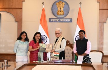 03.08.2026:  सेंट्रल हिंदू मिलिटरी एज्युकेशन सोसायटीच्या गव्हर्निंग कौन्सिलच्या सदस्या डॉ. धनश्री हरदास यांनी आज राज्यपाल जिष्णु देव वर्मा यांची लोकभवन, मुंबई येथे सदिच्छा भेट घेतली.  यावेळी डॉ. धनश्री हरदास यांनी राज्यपालांना धर्मवीर डॉ. बाळकृष्ण शिवराम मुंजे यांच्या द्विखंडात्मक चरित्राचा इंग्रजी अनुवाद भेट दिला. डॉ. मुंजे यांचे हे चरित्र साहित्याचार्य महामहोपाध्याय बाळशास्त्री हरदास आणि वीणाताई हरदास यांनी लिहिले असून, त्याचा इंग्रजी अनुवाद बाळशास्त्री हरदास यांच्या नातसून असलेल्या डॉ. धनश्री हरदास यांनी केला आहे. यावेळी डॉ धनश्री हरदास यांचे कुटुंबीय उपस्थित होते.