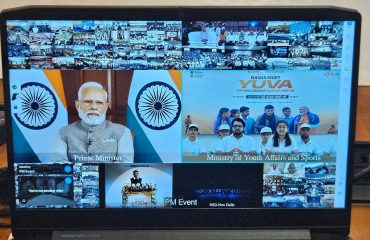 02.08.2026: 'नशामुक्त युवा, विकसित भारत – संकल्प अभियान' या उपक्रमानिमित्त पंतप्रधान नरेंद्र मोदी यांनी आज देशभरातील लाखो युवक-युवतींना व्हिडिओ कॉन्फरन्सद्वारे  संबोधित केले. महाराष्ट्राचे राज्यपाल जिष्णु देव वर्मा हे या कार्यक्रमाला लोकभवन मुंबई येथून  ऑनलाइन उपस्थित होते. युवा कार्यक्रम आणि क्रीडा मंत्रालयाच्या वतीने हे देशव्यापी अभियान विविध आध्यात्मिक संस्था, महाविद्यालये, माय भारत युवा क्लब, माय भारत स्वयंसेवक, औद्योगिक संस्था तसेच इतर सामाजिक संस्था यांच्या सहकार्याने राबविले जात आहे. युवकांमध्ये व्यसनमुक्त जीवनशैलीचा संदेश रुजविणे हा या अभियानाचा प्रमुख उद्देश आहे. पुढील दोन वर्षे दर रविवारी हा कार्यक्रम आयोजित करण्यात येणार असून, व्यसनमुक्त आणि निरोगी भारताचा संदेश देशभर पोहोचविण्यात येणार आहे.