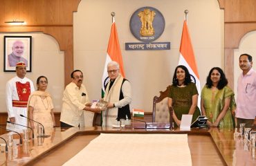 03.08.2026:   गिरगाव मुंबई येथील आर्यन हायस्कुलचे सेवानिवृत्त मुख्याध्यापक नीलकंठ नामजोशी यांनी आज राज्यपाल जिष्णु देव वर्मा यांची लोकभवन, मुंबई येथे भेट घेऊन त्यांना आपण लिहिलेल्या तीन पुस्तकांचा संच भेट दिला.  लेखकांचे अभिनंदन  करताना राज्यपाल म्हणाले की, जेव्हा लेखक पुस्तक लिहितो, तेव्हा तो आपल्या विचारांना पंख देतो व जगाच्या ज्ञानात भर घालतो. पुस्तक कधीही मरत नाही. लेखक समाजाला काहीतरी परत देत असतो.  एकमेकांना भेटताना पुष्पगुच्छ न देता पुस्तके दिली पाहिजे असे राज्यपालांनी सांगितले.   महाराष्ट्र ही संत आणि वीरांची भूमी आहे. राज्यात लेखकांची देखील एक मोठी परंपरा आहे. आज आपण ई-पुस्तकांच्या युगात वावरत असलो तरी देखील पारंपरिक पुस्तक वाचनाचे महत्व वेगळे आहे व पुस्तक वाचनाचा आनंद कायम आहे. नव्या युगात पारंपरिक पुस्तक वाचनाचा आनंद हरवू नये, अशी अपेक्षा राज्यपालांनी यावेळी व्यक्त केली.नामजोशी यांनी राज्यपालांना 'मोगरा फुलाला दारी' हा कथासंग्रह, 'स्मृतिगंध' हे समाजातील गणमान्य व्यक्तींशी केलेल्या पत्रव्यवहाराचे संकलन असलेले पुस्तक तसेच 'भीमा' ही आदिवासी मुलीच्या कर्तृत्वाची व तिच्या आईच्या त्यागाची कहाणी असलेली कादंबरी भेट दिली. यावेळी नामजोशी यांचे कुटुंबीय उपस्थित होते.