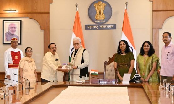 03.08.2026:   गिरगाव मुंबई येथील आर्यन हायस्कुलचे सेवानिवृत्त मुख्याध्यापक नीलकंठ नामजोशी यांनी आज राज्यपाल जिष्णु देव वर्मा यांची लोकभवन, मुंबई येथे भेट घेऊन त्यांना आपण लिहिलेल्या तीन पुस्तकांचा संच भेट दिला.  लेखकांचे अभिनंदन  करताना राज्यपाल म्हणाले की, जेव्हा लेखक पुस्तक लिहितो, तेव्हा तो आपल्या विचारांना पंख देतो व जगाच्या ज्ञानात भर घालतो. पुस्तक कधीही मरत नाही. लेखक समाजाला काहीतरी परत देत असतो.  एकमेकांना भेटताना पुष्पगुच्छ न देता पुस्तके दिली पाहिजे असे राज्यपालांनी सांगितले.   महाराष्ट्र ही संत आणि वीरांची भूमी आहे. राज्यात लेखकांची देखील एक मोठी परंपरा आहे. आज आपण ई-पुस्तकांच्या युगात वावरत असलो तरी देखील पारंपरिक पुस्तक वाचनाचे महत्व वेगळे आहे व पुस्तक वाचनाचा आनंद कायम आहे. नव्या युगात पारंपरिक पुस्तक वाचनाचा आनंद हरवू नये, अशी अपेक्षा राज्यपालांनी यावेळी व्यक्त केली.नामजोशी यांनी राज्यपालांना 'मोगरा फुलाला दारी' हा कथासंग्रह, 'स्मृतिगंध' हे समाजातील गणमान्य व्यक्तींशी केलेल्या पत्रव्यवहाराचे संकलन असलेले पुस्तक तसेच 'भीमा' ही आदिवासी मुलीच्या कर्तृत्वाची व तिच्या आईच्या त्यागाची कहाणी असलेली कादंबरी भेट दिली. यावेळी नामजोशी यांचे कुटुंबीय उपस्थित होते.