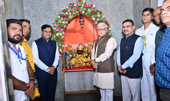 04.08.2026: राज्यपालांच्या उपस्थितीत लोकभवनातील श्रीगुंडी यात्रोत्सवाला सुरुवात   राज्यपाल ज‍िष्णु देव वर्मा यांच्या उपस्थितीत झालेल्या पूजेने लोकभवन मुंबई परिसरातील पारंपरिक श्रीगुंडी देवी यात्रेला  सुरुवात झाली. राज्यपालांनी देवी मंदीरामध्ये जाऊन देवीमातेची पूजा व आरती केली. त्यानंतर त्यांनी मंदिर परिसरातील महालक्ष्मी,  प्रभू राम व हनुमान यांच्या मूर्तींचे दर्शन घेतले.   यात्रेनिमित्त मुंबई, ठाणे, पालघर व इतर परिसरातील अनेक कोळी बांधवांनी देवीचे दर्शन घेतले.   राज्याचे बंदर विकास मंत्री नितेश राणे, कौशल्य विकास मंत्री मंगलप्रभात लोढा, मुंबईच्या महापौर रितू तावडे यांनी देखील श्रीगुंडी देवीचे दर्शन घेतले.  लोकभवनातील श्रीगुंडी देवीला साकळाई देवी व सागरमाता या नावांनी देखील ओळखले जाते. गुरुपौर्णिमेनंतर येणाऱ्या पहिल्या मंगळवारी लोकभवन परिसरातील ही एकदिवसीय यात्रा भरते.  पोलीस दलातर्फे यात्रेसाठी चोख बंदोबस्त ठेवण्यात आला.