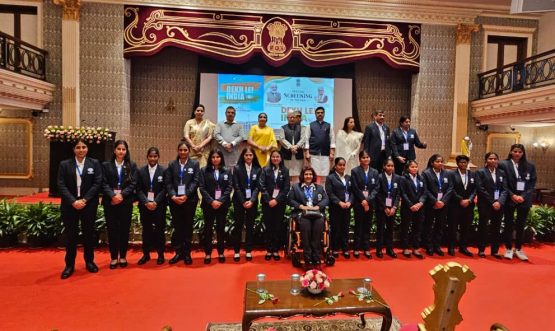05.08.2026: महाराष्ट्राचे राज्यपाल जिष्णु देव वर्मा यांनी आज उपमुख्यमंत्री सुनेत्रा पवार तसेच राज्य मंत्रिमंडळातील इतर सदस्यांसह भारताच्या पहिल्या राष्ट्रीय अंध महिला क्रिकेट संघाच्या सदस्यांचा लोकभवन येथे भव्य सत्कार केला. दृष्टिबाधित महिला टी-२० विश्वचषक जिंकून देशाचे नाव उज्ज्वल करणाऱ्या या संघाच्या ऐतिहासिक यशाचा गौरव करण्यासाठी या सत्कार समारंभाचे आयोजन करण्यात आले होते. यावेळी भारतीय अंध महिला राष्ट्रीय क्रिकेट संघाच्या प्रेरणादायी प्रवासावर आधारित ‘देख ले! इंडिया’ या चित्रपटाचे विशेष प्रदर्शन देखील आयोजित करण्यात आले.
या कार्यक्रमाला राज्य विधान परिषदेचे सभापती राम शिंदे, राजशिष्टाचार मंत्री जयकुमार रावल, महिला व बालविकास मंत्री आदिती तटकरे, मुंबईच्या महापौर ऋतु तावडे, एस.एन.डी.टी. महिला विद्यापीठाच्या कुलगुरू डॉ. उज्ज्वला चक्रदेव, राष्ट्रीय अंध महिला क्रिकेट संघाच्या खेळाडू तसेच विविध शाळा व महाविद्यालयांतील दिव्यांग विद्यार्थी मोठ्या संख्येने उपस्थित होते.