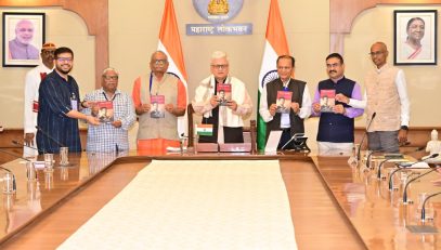 06.08.2026: 'अनंत कन्हेरे : द बुलेट दॅट अवोक भारत' या क्रांतिकारक अनंत कन्हेरे यांच्या जीवनावरील इंग्रजी अनुवादित पुस्तकाचे प्रकाशन राज्यपाल जिष्णु देव वर्मा यांच्या हस्ते लोकभवन मुंबई येथे संपन्न झाले. अनंत कन्हेरे यांच्यावरील प्रा. डॉ. म. बा. कुलकर्णी यांच्या मूळ मराठी पुस्तकाचा सदर पुस्तक अनुवाद आहे. देशाच्या स्वातंत्र्य लढ्यात सत्याग्रह चळवळीसोबतच क्रांतिकारी राष्ट्रवादाची एक प्रभावी विचारधारा होती. या क्रांतिकारकांचे स्वातंत्र्यलढ्यातील योगदान अपेक्षित प्रमाणात गौरविले गेलेले नाही. अश्या अज्ञात क्रांतिकारकांचे जीवन, कार्य आणि त्याग यांचे दस्तऐवजीकरण स्वतंत्र लघु पुस्तकांच्या मालिकेद्वारे व्हावे, जेणेकरून नव्या पिढीला भारतीय स्वातंत्र्यलढ्याचे समग्र आकलन होण्यास मदत होईल, अशी अपेक्षा राज्यपालांनी यावेळी व्यक्त केली.  क्रांतिकारकांवरील पुस्तके मराठी, हिंदी आणि इंग्रजी भाषांमध्ये अनुवादित व्हावी असेही राज्यपालांनी सांगितले. भाषांतर हे भाषा आणि प्रदेश यांमधील दुवा म्हणून कार्य करते. त्यामुळे या राष्ट्रनायकांच्या प्रेरणादायी कथा देशभरातील जनतेपर्यंत पोहोचतील आणि सर्वांना प्रेरणा देतील, असे त्यांनी सांगितले. प्रकाशन सोहळ्याला भारतीय विचार साधना संस्थेचे अध्यक्ष डॉ गिरीश आफळे, जयेश क्षेमकल्याणी, अनुवादक चिन्मय खेडेकर, रवींद्र संघवी तसेच इतर  निमंत्रित उपस्थित होते.