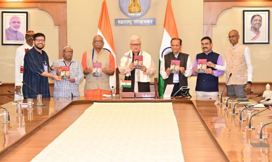 06.08.2026: 'अनंत कन्हेरे : द बुलेट दॅट अवोक भारत' या क्रांतिकारक अनंत कन्हेरे यांच्या जीवनावरील इंग्रजी अनुवादित पुस्तकाचे प्रकाशन राज्यपाल जिष्णु देव वर्मा यांच्या हस्ते लोकभवन मुंबई येथे संपन्न झाले. अनंत कन्हेरे यांच्यावरील प्रा. डॉ. म. बा. कुलकर्णी यांच्या मूळ मराठी पुस्तकाचा सदर पुस्तक अनुवाद आहे. देशाच्या स्वातंत्र्य लढ्यात सत्याग्रह चळवळीसोबतच क्रांतिकारी राष्ट्रवादाची एक प्रभावी विचारधारा होती. या क्रांतिकारकांचे स्वातंत्र्यलढ्यातील योगदान अपेक्षित प्रमाणात गौरविले गेलेले नाही. अश्या अज्ञात क्रांतिकारकांचे जीवन, कार्य आणि त्याग यांचे दस्तऐवजीकरण स्वतंत्र लघु पुस्तकांच्या मालिकेद्वारे व्हावे, जेणेकरून नव्या पिढीला भारतीय स्वातंत्र्यलढ्याचे समग्र आकलन होण्यास मदत होईल, अशी अपेक्षा राज्यपालांनी यावेळी व्यक्त केली.  क्रांतिकारकांवरील पुस्तके मराठी, हिंदी आणि इंग्रजी भाषांमध्ये अनुवादित व्हावी असेही राज्यपालांनी सांगितले. भाषांतर हे भाषा आणि प्रदेश यांमधील दुवा म्हणून कार्य करते. त्यामुळे या राष्ट्रनायकांच्या प्रेरणादायी कथा देशभरातील जनतेपर्यंत पोहोचतील आणि सर्वांना प्रेरणा देतील, असे त्यांनी सांगितले. प्रकाशन सोहळ्याला भारतीय विचार साधना संस्थेचे अध्यक्ष डॉ गिरीश आफळे, जयेश क्षेमकल्याणी, अनुवादक चिन्मय खेडेकर, रवींद्र संघवी तसेच इतर  निमंत्रित उपस्थित होते.