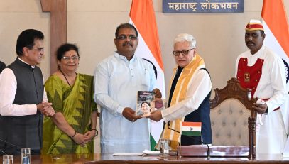 07.08.2026: महाराष्ट्राचे राज्यपाल जिष्णु देव वर्मा यांना आज ‘अग्निशिखा सुषमा स्वराज’ या हिंदी अनुवादित पुस्तकाची पहिली प्रत भेट देण्यात आली. डॉ. मेधा सोमय्या यांनी मूळ मराठीत लिहिलेल्या या पुस्तकाचा हिंदी अनुवाद अमरजीत मिश्र यांनी केला आहे. सुषमा स्वराज या अष्टपैलू प्रतिभावंत राजकारणी होत्या.  आपल्या प्रदीर्घ राजकीय वाटचालीत भूषविलेल्या प्रत्येक पदावर त्यांनी आपल्या कामाचा वेगळा ठसा उमटविला, असे उद्गार राज्यपालांनी याप्रसंगी काढले. सुषमा स्वराज या अमोघ वक्त्या होत्या; उत्कृष्ट संसदपटू होत्या; लढवैय्या विरोधी पक्ष नेत्या होत्या व कार्यक्षम मंत्री होत्या. आज समाजाला त्यांच्या सारख्या समकालीन आदर्शवत व्यक्तिमत्वाची (रोल मॉडेलची) गरज आहे असे राज्यपालांनी सांगितले. स्वराज यांनी केलेले संस्कृत मधील एक भाषण इतके अस्खलित आणि विद्वत्ता प्रचुर होते की संस्कृतच्या प्रत्येक विद्यार्थ्यांनी ते ऐकावे. आपण विद्यापीठांना सुषमा स्वराज यांचे ते भाषण ऐकण्याची शिफारस करु असेही त्यांनी सांगितले.  उत्तर पूर्वेकडील राज्यात आपले पक्ष संघटन कमजोर होते. सुषमाजी मात्र कार्यकर्त्यांच्या निमंत्रणावरून आवर्जून उत्तर पूर्वेकडील राज्यांना भेट द्यायच्या. भाषणाला जाण्यापूर्वी त्या स्थानिक भाषेतील शब्द, वाक्य समजून घ्यायच्या व भाषणात वापरायच्या. त्यामुळे त्या उत्तर पूर्वेत अतिशय लोकप्रिय होत्या असे राज्यपालांनी सांगितले.  यावेळी लेखिका डॉ मेधा सोमैया व अनुवादक अमरजीत मिश्र यांनी आपले मनोगत व्यक्त केले.  यावेळी माजी केंद्रीय मंत्री डॉ किरीट सोमय्या, नगरसेवक डॉ नील सोमय्या, मुंबईचे माजी उपमहापौर अरुण देव तसेच विविध क्षेत्रांतील मान्यवर उपस्थित होते.