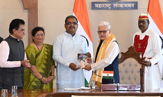 07.08.2026: महाराष्ट्राचे राज्यपाल जिष्णु देव वर्मा यांना आज ‘अग्निशिखा सुषमा स्वराज’ या हिंदी अनुवादित पुस्तकाची पहिली प्रत भेट देण्यात आली. डॉ. मेधा सोमय्या यांनी मूळ मराठीत लिहिलेल्या या पुस्तकाचा हिंदी अनुवाद अमरजीत मिश्र यांनी केला आहे. सुषमा स्वराज या अष्टपैलू प्रतिभावंत राजकारणी होत्या.  आपल्या प्रदीर्घ राजकीय वाटचालीत भूषविलेल्या प्रत्येक पदावर त्यांनी आपल्या कामाचा वेगळा ठसा उमटविला, असे उद्गार राज्यपालांनी याप्रसंगी काढले. सुषमा स्वराज या अमोघ वक्त्या होत्या; उत्कृष्ट संसदपटू होत्या; लढवैय्या विरोधी पक्ष नेत्या होत्या व कार्यक्षम मंत्री होत्या. आज समाजाला त्यांच्या सारख्या समकालीन आदर्शवत व्यक्तिमत्वाची (रोल मॉडेलची) गरज आहे असे राज्यपालांनी सांगितले. स्वराज यांनी केलेले संस्कृत मधील एक भाषण इतके अस्खलित आणि विद्वत्ता प्रचुर होते की संस्कृतच्या प्रत्येक विद्यार्थ्यांनी ते ऐकावे. आपण विद्यापीठांना सुषमा स्वराज यांचे ते भाषण ऐकण्याची शिफारस करु असेही त्यांनी सांगितले.  उत्तर पूर्वेकडील राज्यात आपले पक्ष संघटन कमजोर होते. सुषमाजी मात्र कार्यकर्त्यांच्या निमंत्रणावरून आवर्जून उत्तर पूर्वेकडील राज्यांना भेट द्यायच्या. भाषणाला जाण्यापूर्वी त्या स्थानिक भाषेतील शब्द, वाक्य समजून घ्यायच्या व भाषणात वापरायच्या. त्यामुळे त्या उत्तर पूर्वेत अतिशय लोकप्रिय होत्या असे राज्यपालांनी सांगितले.  यावेळी लेखिका डॉ मेधा सोमैया व अनुवादक अमरजीत मिश्र यांनी आपले मनोगत व्यक्त केले.  यावेळी माजी केंद्रीय मंत्री डॉ किरीट सोमय्या, नगरसेवक डॉ नील सोमय्या, मुंबईचे माजी उपमहापौर अरुण देव तसेच विविध क्षेत्रांतील मान्यवर उपस्थित होते.