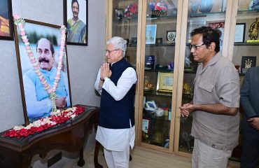 08.08.2026: महाराष्ट्राचे राज्यपाल जिष्णु देव वर्मा यांनी आज डी. वाय. पाटील विद्यापीठाच्या  नेरुळ, नवी मुंबई येथील कार्यालयाला भेट देऊन त्रिपुराचे  दिवंगत माजी राज्यपाल डॉ. डी. वाय. पाटील यांना आपली श्रद्धांजली वाहिली. यावेळी राज्यपालांनी डॉ. डी. वाय. पाटील यांचे चिरंजीव डॉ. विजय पाटील, डॉ. शिवानी विजय पाटील तसेच इतर कुटुंबियांना आपल्या शोकसंवेदना कळवून त्यांचे सांत्वन केले.