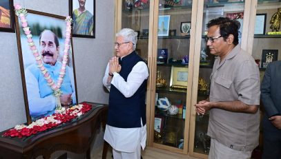 08.08.2026: महाराष्ट्राचे राज्यपाल जिष्णु देव वर्मा यांनी आज डी. वाय. पाटील विद्यापीठाच्या  नेरुळ, नवी मुंबई येथील कार्यालयाला भेट देऊन त्रिपुराचे  दिवंगत माजी राज्यपाल डॉ. डी. वाय. पाटील यांना आपली श्रद्धांजली वाहिली. यावेळी राज्यपालांनी डॉ. डी. वाय. पाटील यांचे चिरंजीव डॉ. विजय पाटील, डॉ. शिवानी विजय पाटील तसेच इतर कुटुंबियांना आपल्या शोकसंवेदना कळवून त्यांचे सांत्वन केले.