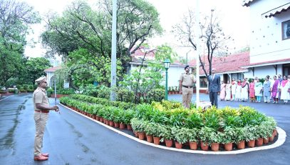 15.08.2026 : देशाच्या ८० व्या स्वतंत्र्य दिनानिमित्त आज लोकभवन मुंबई येथे राज्यपालांचे सहसचिव एस राममूर्ती यांच्या हस्ते ध्वजारोहण सोहळा संपन्न झाला. यावेळी लोकभवनातील अधिकारी व कर्मचारी तसेच राज्य पोलीस दलातील पोलीस अधिकारी व कर्मचारी उपस्थित होते.