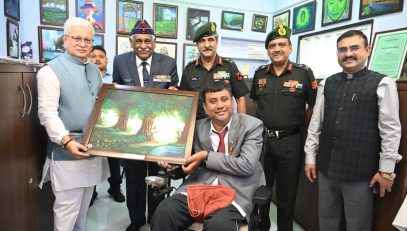 16.08.2026: राज्यपाल जिष्णु देव वर्मा यांनी आज खडकी पुणे येथील सैन्यदलाच्या पॅराप्लेजिक पुनर्वसन केंद्राला भेट देऊन पुनर्वसन घेत असलेल्या सैन्यदलातील अधिकारी व जवानांशी संवाद साधला. राज्यपालांनी केंद्रातील कार्यशाळेला भेट देऊन तेथील यंत्रसामग्रीची पाहणी केली. पाठीच्या कण्याला दुखापत झालेल्या अधिकारी आणि जवानांकडून येथे विविध औद्योगिक कामे केली जातात.  जखमी जवानांकडून तोंडात ब्रश धरून चित्रकला केली जात असलेल्या चित्रकला कार्यशाळेचे राज्यपालांनी विशेष कौतुक केले.  पॅराप्लेजिक पुनर्वसन केंद्रात देशासाठी लढताना पाठीच्या कण्याला दुखापत झाल्यामुळे वैद्यकीय कारणास्तव सेवेतून निवृत्त झालेल्या सैन्य दलातील अधिकारी व जवानांना उपचारोत्तर सेवा आणि पुनर्वसनाच्या सुविधा उपलब्ध करून दिल्या जातात.