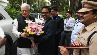 14.08.2026:  स्वातंत्र्यदिनानिमित्त आयोजित कार्यक्रमांसाठी राज्यपाल जिष्णु देव वर्मा यांचे आज पुणे येथे आगमन झाले. लोकभवन पुणे येथे आगमन प्रसंगी वरिष्ठ अधिकाऱ्यांनी राज्यपालांचे स्वागत केले तसेच त्यांना मानवंदना देण्यात आली. स्वातंत्र्य दिनानिमित्त शनिवारी सकाळी 9.05 वाजता राज्यपालांच्या हस्ते विभागीय आयुक्त कार्यालय पुणे येथे ध्वजारोहण होणार आहे.