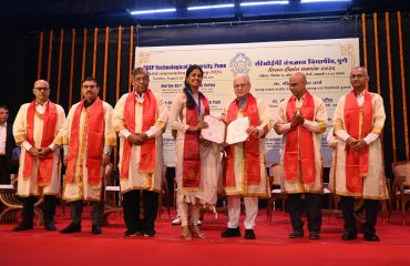 16.08.2026: राज्यपाल जिष्णु देव वर्मा यांच्या प्रमुख उपस्थितीत आज पुणे येथील सीओईपी तंत्रज्ञान विद्यापीठाचा तीसरा पदवीदान समारंभ विद्यापीठाच्या सभागृहात पार पडला. यावेळी राज्यपालांच्या हस्ते दहा गुणवत्ताप्राप्त स्नातकांना सुवर्ण पदके प्रदान करण्यात आली. तीस पदव्युत्तर स्नातकांना प्रथम स्थान पटकावाल्यांबद्दल प्रमाणपत्र देण्यात आली. यावेळी उपस्थित असलेल्या उच्च व तंत्रशिक्षण मंत्री चंद्रकांत पाटील यांनी विद्यापीठात मुलींसाठी ४०० क्षमतेचे वसतिगृह बांधण्याची घोषणा केली. समारोहाला विद्यापीठाच्या नियामक मंडळाचे अध्यक्ष विनायक पै, राज्यपालांचे सचिव डॉ प्रशांत नारनवरे, सीओईपी विद्यापीठाचे कुलगुरु डॉ सुनील भिरूड, सावित्रीबाई फुले पुणे विद्यापीठाचे कुलगुरू प्रा. सुरेश गोसावी,  सीओईपी  विद्यापीठाचे कुलसचिव डॉ दयाराम सोनावणे व परीक्षा व मूल्यमापन संचालक यशोधरा हरिभक्त उपस्थित होते. दीक्षांत समारोहात ८८९ स्नातकांना पदवी तसेच ५८२ स्नातकांना पदव्युत्तर पदवी प्रदान करण्यात आल्या.