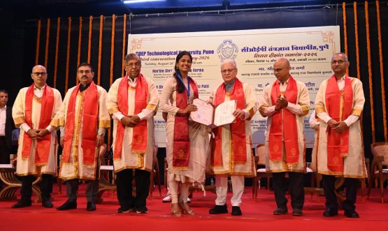 16.08.2026: राज्यपाल जिष्णु देव वर्मा यांच्या प्रमुख उपस्थितीत आज पुणे येथील सीओईपी तंत्रज्ञान विद्यापीठाचा तीसरा पदवीदान समारंभ विद्यापीठाच्या सभागृहात पार पडला. यावेळी राज्यपालांच्या हस्ते दहा गुणवत्ताप्राप्त स्नातकांना सुवर्ण पदके प्रदान करण्यात आली. तीस पदव्युत्तर स्नातकांना प्रथम स्थान पटकावाल्यांबद्दल प्रमाणपत्र देण्यात आली. यावेळी उपस्थित असलेल्या उच्च व तंत्रशिक्षण मंत्री चंद्रकांत पाटील यांनी विद्यापीठात मुलींसाठी ४०० क्षमतेचे वसतिगृह बांधण्याची घोषणा केली. समारोहाला विद्यापीठाच्या नियामक मंडळाचे अध्यक्ष विनायक पै, राज्यपालांचे सचिव डॉ प्रशांत नारनवरे, सीओईपी विद्यापीठाचे कुलगुरु डॉ सुनील भिरूड, सावित्रीबाई फुले पुणे विद्यापीठाचे कुलगुरू प्रा. सुरेश गोसावी,  सीओईपी  विद्यापीठाचे कुलसचिव डॉ दयाराम सोनावणे व परीक्षा व मूल्यमापन संचालक यशोधरा हरिभक्त उपस्थित होते. दीक्षांत समारोहात ८८९ स्नातकांना पदवी तसेच ५८२ स्नातकांना पदव्युत्तर पदवी प्रदान करण्यात आल्या.