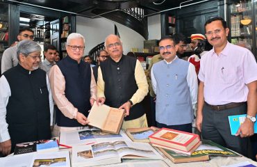 Governor visits Asiatic Society