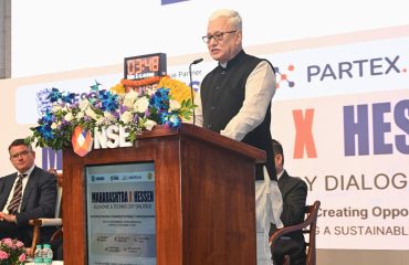 20.08.2026: महाराष्ट्राचे राज्यपाल जिष्णु देव वर्मा आणि जर्मनीच्या हॅसेन राज्याचे मुख्यमंत्री बोरिस राईन यांनी महाराष्ट्र तसेच जर्मनीतील आर्थिकदृष्ट्या आघाडीचे राज्य असलेल्या हॅसेन या राज्यांमध्ये आर्थिक सहकार्य वाढविण्याच्या दृष्टीने आयोजित केलेल्या महाराष्ट्र–हॅसेन आर्थिक व तंत्रज्ञान चर्चासत्राला संबोधित केले. 
चर्चासत्राचे आयोजन औषध शोध, औषधी निर्माण आणि औषध-संपत्ती व्यवस्थापनाच्या क्षेत्रात डिजिटल फार्मा व कृत्रिम बुद्धिमत्ता (AI) तंत्रज्ञानाच्या माध्यमातून कार्यरत असलेल्या पार्टेक्स एआय या संस्थेच्या वतीने करण्यात आले. यावेळी पार्टेक्स एआयचे संस्थापक व मुख्य कार्यकारी अधिकारी डॉ. गुंजन भारद्वाज, नॅशनल स्टॉक एक्स्चेंजचे व्यवस्थापकीय संचालक आशिष कुमार चौहान, पार्टेक्स एआयचे सहसंस्थापक गौरव त्रिपाठी, पार्टेक्स एआयचे सल्लागार डॉ. संकेत खरपुडे, राज्यपालांचे सचिव डॉ. प्रशांत नरनवरे यांच्यासह भारत व जर्मनीतील उद्योग व व्यवसाय क्षेत्रातील प्रमुख, उद्योजक आणि गुंतवणूकदार उपस्थित होते.