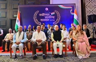23.08.2026: Governor Jishnu Dev Varma today conferred the ‘Sarvottam Nagrik Samman-2026’ on 18 distinguished individuals for their outstanding contributions in diverse fields including science, research, defence, education, healthcare, music, etc. The felicitation ceremony was organised in Mumbai by the Meghashrey Foundation.
Minister of Information Technology and Cultural Affairs Ashish Shelar, RSS All India Organisation In-charge Ramlalji, President of Meghashrey Foundation Seema Singh, and distinguished personalities from different walks of life were present.
The Governor felicitated playback singer Hariharan; former ICT chief Prof. Jyeshtharaj Joshi; Param Vir Chakra awardee Honorary Captain Yogendra Singh Yadav; spiritual speaker Jaya Kishori; MP and Bhojpuri and Hindi actor Ravi Kishan; social activist Laxmi Agarwal, who has championed the rights of acid attack survivors; Chef Sanjeev Kapoor; actor Ashok Saraf; actor-director Subhash Ghai; Dr. Devansh Dhangar, Salim Merchant (music); Sujay Jayraj (school education); Jaleel D. Parkar; Kedar Joshi; Abhimanyu Singh; Ahmed Khan for choreography; Bhumi Pednekar; and Abhishek Singh, among others.