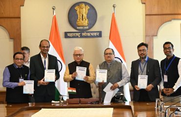 24.08.2026: असोसिएशन ऑफ फिजिशियन्स ऑफ इंडिया (API) च्या महाराष्ट्र राज्य शाखेचे मानद सचिव डॉ. आगम वोरा यांच्या नेतृत्वाखालील संस्थेच्या सदस्यांनी आज महाराष्ट्राचे राज्यपाल जिष्णु देव वर्मा यांची लोकभवन, मुंबई येथे भेट घेऊन त्यांना राष्ट्रीय महत्त्वाची दोन वैद्यकीय प्रकाशने भेट दिली. यापैकी पहिले प्रकाशन ‘Unified Consensus on Adult Immunization 2026’ हे असून, ते इंडियन मेडिकल असोसिएशनने विविध विविध वैद्यकीय संस्थांच्या सहकार्याने प्रकाशित केले आहे. प्रौढांच्या लसीकरणाबाबत तज्ज्ञांचे एकत्रित मार्गदर्शन आणि शिफारसी या प्रकाशनात देण्यात आल्या आहेत असे डॉ वोरा यांनी सांगितले. दरवर्षी विषाणूजन्य संसर्गामुळे देशातील पाच लाख लोक मृत्युमुखी पडतात. लसीकरणामुळे हे मृत्यू टाळता येतील असे डॉ वोरा यांनी यावेळी सांगितले. दुसरे प्रकाशन ‘COPD Compass 2026’ या शीर्षकाचे असून, हे भारतातील COPD (Chronic Obstructive Pulmonary Disease – दीर्घकालीन अवरोधक फुफ्फुसविकार) व्यवस्थापनासाठी सर्वसमावेशक मार्गदर्शक आहे. भारतातील COPD व्यवस्थापनासंदर्भात तज्ज्ञांच्या पॅनेलने केलेल्या शिफारसींचा यामध्ये समावेश असल्याचे त्यांनी सांगितले. दीर्घकालीन अवरोधक फुफ्फुसविकारांचे निदान कसे करायचे व उपचार कसा करायचा या संदर्भात दुसऱ्या पुस्स्तकात मार्गदर्शन असल्याचे वोरा यांनी सांगितले. यावेळी डॉ. राकेश बडदे, डॉ. मिलिंद नाडकर्णी, डॉ. अमित सराफ, डॉ. जयस लेले, आशुतोष पांडे तसेच झायडस हेल्थकेअरच्या एम.डी. स्वाती दलाल यांच्यासह इतर सदस्य उपस्थित होते.