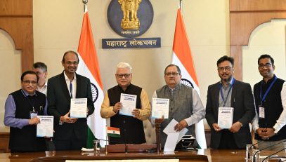 24.08.2026: असोसिएशन ऑफ फिजिशियन्स ऑफ इंडिया (API) च्या महाराष्ट्र राज्य शाखेचे मानद सचिव डॉ. आगम वोरा यांच्या नेतृत्वाखालील संस्थेच्या सदस्यांनी आज महाराष्ट्राचे राज्यपाल जिष्णु देव वर्मा यांची लोकभवन, मुंबई येथे भेट घेऊन त्यांना राष्ट्रीय महत्त्वाची दोन वैद्यकीय प्रकाशने भेट दिली. यापैकी पहिले प्रकाशन ‘Unified Consensus on Adult Immunization 2026’ हे असून, ते इंडियन मेडिकल असोसिएशनने विविध विविध वैद्यकीय संस्थांच्या सहकार्याने प्रकाशित केले आहे. प्रौढांच्या लसीकरणाबाबत तज्ज्ञांचे एकत्रित मार्गदर्शन आणि शिफारसी या प्रकाशनात देण्यात आल्या आहेत असे डॉ वोरा यांनी सांगितले. दरवर्षी विषाणूजन्य संसर्गामुळे देशातील पाच लाख लोक मृत्युमुखी पडतात. लसीकरणामुळे हे मृत्यू टाळता येतील असे डॉ वोरा यांनी यावेळी सांगितले. दुसरे प्रकाशन ‘COPD Compass 2026’ या शीर्षकाचे असून, हे भारतातील COPD (Chronic Obstructive Pulmonary Disease – दीर्घकालीन अवरोधक फुफ्फुसविकार) व्यवस्थापनासाठी सर्वसमावेशक मार्गदर्शक आहे. भारतातील COPD व्यवस्थापनासंदर्भात तज्ज्ञांच्या पॅनेलने केलेल्या शिफारसींचा यामध्ये समावेश असल्याचे त्यांनी सांगितले. दीर्घकालीन अवरोधक फुफ्फुसविकारांचे निदान कसे करायचे व उपचार कसा करायचा या संदर्भात दुसऱ्या पुस्स्तकात मार्गदर्शन असल्याचे वोरा यांनी सांगितले. यावेळी डॉ. राकेश बडदे, डॉ. मिलिंद नाडकर्णी, डॉ. अमित सराफ, डॉ. जयस लेले, आशुतोष पांडे तसेच झायडस हेल्थकेअरच्या एम.डी. स्वाती दलाल यांच्यासह इतर सदस्य उपस्थित होते.