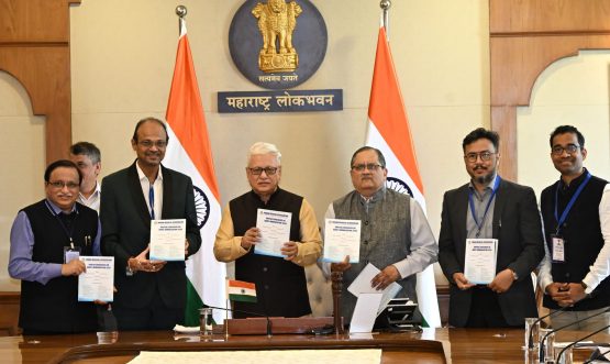 24.08.2026: असोसिएशन ऑफ फिजिशियन्स ऑफ इंडिया (API) च्या महाराष्ट्र राज्य शाखेचे मानद सचिव डॉ. आगम वोरा यांच्या नेतृत्वाखालील संस्थेच्या सदस्यांनी आज महाराष्ट्राचे राज्यपाल जिष्णु देव वर्मा यांची लोकभवन, मुंबई येथे भेट घेऊन त्यांना राष्ट्रीय महत्त्वाची दोन वैद्यकीय प्रकाशने भेट दिली. यापैकी पहिले प्रकाशन ‘Unified Consensus on Adult Immunization 2026’ हे असून, ते इंडियन मेडिकल असोसिएशनने विविध विविध वैद्यकीय संस्थांच्या सहकार्याने प्रकाशित केले आहे. प्रौढांच्या लसीकरणाबाबत तज्ज्ञांचे एकत्रित मार्गदर्शन आणि शिफारसी या प्रकाशनात देण्यात आल्या आहेत असे डॉ वोरा यांनी सांगितले. दरवर्षी विषाणूजन्य संसर्गामुळे देशातील पाच लाख लोक मृत्युमुखी पडतात. लसीकरणामुळे हे मृत्यू टाळता येतील असे डॉ वोरा यांनी यावेळी सांगितले. दुसरे प्रकाशन ‘COPD Compass 2026’ या शीर्षकाचे असून, हे भारतातील COPD (Chronic Obstructive Pulmonary Disease – दीर्घकालीन अवरोधक फुफ्फुसविकार) व्यवस्थापनासाठी सर्वसमावेशक मार्गदर्शक आहे. भारतातील COPD व्यवस्थापनासंदर्भात तज्ज्ञांच्या पॅनेलने केलेल्या शिफारसींचा यामध्ये समावेश असल्याचे त्यांनी सांगितले. दीर्घकालीन अवरोधक फुफ्फुसविकारांचे निदान कसे करायचे व उपचार कसा करायचा या संदर्भात दुसऱ्या पुस्स्तकात मार्गदर्शन असल्याचे वोरा यांनी सांगितले. यावेळी डॉ. राकेश बडदे, डॉ. मिलिंद नाडकर्णी, डॉ. अमित सराफ, डॉ. जयस लेले, आशुतोष पांडे तसेच झायडस हेल्थकेअरच्या एम.डी. स्वाती दलाल यांच्यासह इतर सदस्य उपस्थित होते.
