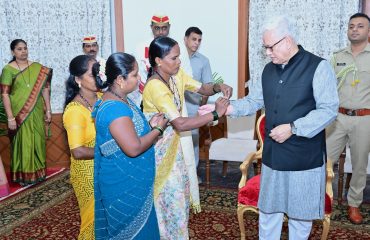 26.08.2026 : अनाथ तसेच दिव्यांग मुली व महिला स्वच्छता कर्मचारी यांसह अनेक विविध क्षेत्रातील महिला भगिनींनी राज्यपाल जिष्णु देव वर्मा यांची लोकभवन मुंबई येथे भेट घेऊन रक्षाबंधनानिमित्त त्यांना राखी बांधली. यावेळी राज्यपालांनी सर्वांना रक्षाबंधनानिमित्त शुभेच्छा दिल्या व भेटवस्तू दिल्या. रक्षाबंधन हा समाजातील सर्व घटकांना एकत्र आणणारा पवित्र सण आहे. समाजाच्या विविध स्तरावर उल्लेखनीय योगदान देत असलेल्या महिला व मुलींसह यंदाचे रक्षाबंधन केल्याचा अतिशय आनंद झाला आहे, अशी भावना राज्यपालांनी यावेळी व्यक्त केली. दिवंगत सिंधुताई सपकाळ यांनी अनाथ व गोरगरीब मुलींसाठी पुरंदर जिल्हा पुणे येथे सुरु केलेल्या ममता बाल सदन या संस्थेच्या वतीने अनाथ मुलींनी राज्यपालांना राखी बांधली. यावेळी संस्थेचे अध्यक्ष दीपक गायकवाड व संपर्क अधिकारी मुकेश चौधरी देखील उपस्थित होते. बृहन्मुंबई महानगर पालिकेच्या घनकचरा व्यवस्थापन विभागात काम करणाऱ्या महिला कर्मचाऱ्यांनी तसेच आशा सेविका व आरोग्य स्वयंसेविकांनी देखील राज्यपालांना राखी बांधली. पालघर जिल्ह्यातील 'सेवा विवेक' ग्राम विकास केंद्राच्या वतीने बांबू उत्पादनांच्या माध्यमातून स्वयंरोजगार करीत असलेल्या आदिवासी महिलांनी यावेळी राज्यपालांना पर्यावरण पूरक राखी बांधली. संस्थेचे मुख्य कार्यकारी अधिकारी लुकेश बंड यावेळी उपस्थित होते. ब्रह्माकुमारी संस्थेच्या नेपियन सी केंद्राच्या प्रमुख ब्रह्माकुमारी रुक्मिणी यांच्यासह ब्रह्माकुमारी बंधू भगिनींनी राज्यपालांना राखी बांधली तसेच दिव्य संदेश दिला. आर्य समाज माटुंगा येथील शालेय विद्यार्थिनींनी देखील रक्षाबंधनानिमित्त राज्यपालांना राखी बांधली. नॅशनल असोसिएशन फॉर द ब्लाइंड या दृष्टिहीन व्यक्तींसाठी शिक्षण, रोजगार व पुनर्वसनाचे कार्य करणाऱ्या करणाऱ्या 'नॅब' संस्थेतर्फे दृष्टिहीन मुलींनी राज्यपालांना राखी बांधली. यावेळी संस्थेच्या कार्यकारी संचालिका पल्लवी कदम या देखील उपस्थित होत्या.