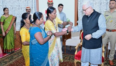 26.08.2026 : अनाथ तसेच दिव्यांग मुली व महिला स्वच्छता कर्मचारी यांसह अनेक विविध क्षेत्रातील महिला भगिनींनी राज्यपाल जिष्णु देव वर्मा यांची लोकभवन मुंबई येथे भेट घेऊन रक्षाबंधनानिमित्त त्यांना राखी बांधली. यावेळी राज्यपालांनी सर्वांना रक्षाबंधनानिमित्त शुभेच्छा दिल्या व भेटवस्तू दिल्या. रक्षाबंधन हा समाजातील सर्व घटकांना एकत्र आणणारा पवित्र सण आहे. समाजाच्या विविध स्तरावर उल्लेखनीय योगदान देत असलेल्या महिला व मुलींसह यंदाचे रक्षाबंधन केल्याचा अतिशय आनंद झाला आहे, अशी भावना राज्यपालांनी यावेळी व्यक्त केली. दिवंगत सिंधुताई सपकाळ यांनी अनाथ व गोरगरीब मुलींसाठी पुरंदर जिल्हा पुणे येथे सुरु केलेल्या ममता बाल सदन या संस्थेच्या वतीने अनाथ मुलींनी राज्यपालांना राखी बांधली. यावेळी संस्थेचे अध्यक्ष दीपक गायकवाड व संपर्क अधिकारी मुकेश चौधरी देखील उपस्थित होते. बृहन्मुंबई महानगर पालिकेच्या घनकचरा व्यवस्थापन विभागात काम करणाऱ्या महिला कर्मचाऱ्यांनी तसेच आशा सेविका व आरोग्य स्वयंसेविकांनी देखील राज्यपालांना राखी बांधली. पालघर जिल्ह्यातील 'सेवा विवेक' ग्राम विकास केंद्राच्या वतीने बांबू उत्पादनांच्या माध्यमातून स्वयंरोजगार करीत असलेल्या आदिवासी महिलांनी यावेळी राज्यपालांना पर्यावरण पूरक राखी बांधली. संस्थेचे मुख्य कार्यकारी अधिकारी लुकेश बंड यावेळी उपस्थित होते. ब्रह्माकुमारी संस्थेच्या नेपियन सी केंद्राच्या प्रमुख ब्रह्माकुमारी रुक्मिणी यांच्यासह ब्रह्माकुमारी बंधू भगिनींनी राज्यपालांना राखी बांधली तसेच दिव्य संदेश दिला. आर्य समाज माटुंगा येथील शालेय विद्यार्थिनींनी देखील रक्षाबंधनानिमित्त राज्यपालांना राखी बांधली. नॅशनल असोसिएशन फॉर द ब्लाइंड या दृष्टिहीन व्यक्तींसाठी शिक्षण, रोजगार व पुनर्वसनाचे कार्य करणाऱ्या करणाऱ्या 'नॅब' संस्थेतर्फे दृष्टिहीन मुलींनी राज्यपालांना राखी बांधली. यावेळी संस्थेच्या कार्यकारी संचालिका पल्लवी कदम या देखील उपस्थित होत्या.