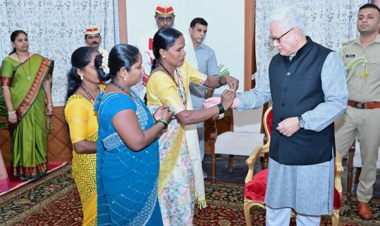 26.08.2026 : अनाथ तसेच दिव्यांग मुली व महिला स्वच्छता कर्मचारी यांसह अनेक विविध क्षेत्रातील महिला भगिनींनी राज्यपाल जिष्णु देव वर्मा यांची लोकभवन मुंबई येथे भेट घेऊन रक्षाबंधनानिमित्त त्यांना राखी बांधली. यावेळी राज्यपालांनी सर्वांना रक्षाबंधनानिमित्त शुभेच्छा दिल्या व भेटवस्तू दिल्या. रक्षाबंधन हा समाजातील सर्व घटकांना एकत्र आणणारा पवित्र सण आहे. समाजाच्या विविध स्तरावर उल्लेखनीय योगदान देत असलेल्या महिला व मुलींसह यंदाचे रक्षाबंधन केल्याचा अतिशय आनंद झाला आहे, अशी भावना राज्यपालांनी यावेळी व्यक्त केली. दिवंगत सिंधुताई सपकाळ यांनी अनाथ व गोरगरीब मुलींसाठी पुरंदर जिल्हा पुणे येथे सुरु केलेल्या ममता बाल सदन या संस्थेच्या वतीने अनाथ मुलींनी राज्यपालांना राखी बांधली. यावेळी संस्थेचे अध्यक्ष दीपक गायकवाड व संपर्क अधिकारी मुकेश चौधरी देखील उपस्थित होते. बृहन्मुंबई महानगर पालिकेच्या घनकचरा व्यवस्थापन विभागात काम करणाऱ्या महिला कर्मचाऱ्यांनी तसेच आशा सेविका व आरोग्य स्वयंसेविकांनी देखील राज्यपालांना राखी बांधली. पालघर जिल्ह्यातील 'सेवा विवेक' ग्राम विकास केंद्राच्या वतीने बांबू उत्पादनांच्या माध्यमातून स्वयंरोजगार करीत असलेल्या आदिवासी महिलांनी यावेळी राज्यपालांना पर्यावरण पूरक राखी बांधली. संस्थेचे मुख्य कार्यकारी अधिकारी लुकेश बंड यावेळी उपस्थित होते. ब्रह्माकुमारी संस्थेच्या नेपियन सी केंद्राच्या प्रमुख ब्रह्माकुमारी रुक्मिणी यांच्यासह ब्रह्माकुमारी बंधू भगिनींनी राज्यपालांना राखी बांधली तसेच दिव्य संदेश दिला. आर्य समाज माटुंगा येथील शालेय विद्यार्थिनींनी देखील रक्षाबंधनानिमित्त राज्यपालांना राखी बांधली. नॅशनल असोसिएशन फॉर द ब्लाइंड या दृष्टिहीन व्यक्तींसाठी शिक्षण, रोजगार व पुनर्वसनाचे कार्य करणाऱ्या करणाऱ्या 'नॅब' संस्थेतर्फे दृष्टिहीन मुलींनी राज्यपालांना राखी बांधली. यावेळी संस्थेच्या कार्यकारी संचालिका पल्लवी कदम या देखील उपस्थित होत्या.