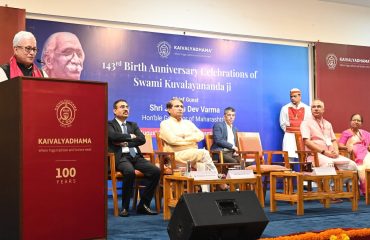 30.08.2026:-   स्वामी कुवल्यानंद यांच्या १४३ व्या जयंतीनिमित्त राज्यपाल जिष्णु देव वर्मा यांनी आज लोणावळा येथे स्वामीजींनी स्थापन केलेल्या कैवल्यधाम योग संस्थेला भेट दिली. यावेळी राज्यपालांनी कुवाल्यानंद यांच्या समाधीस्थळावर जाऊन त्यांच्या प्रतिमेला आदरांजली वाहिली. संस्थेचे मुख्य कार्यकारी अधिकारी सुबोध तिवारी यांनी राज्यपालांना संस्थेच्या कार्याची माहिती दिली. कार्यक्रमाला माजी केंद्रीय मंत्री सुरेश प्रभू, कैवल्यधामच्या विश्वस्त पुष्पा मांडके, राज्यपालांचे सचिव डॉ प्रशांत नारनवरे, निमंत्रित तसेच कैवल्यधाम येथे प्रशिक्षणासाठी आलेले प्रतिनिधी उपस्थित होते.