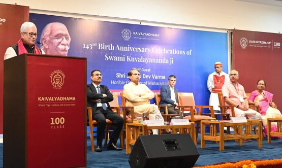 30.08.2026:-   स्वामी कुवल्यानंद यांच्या १४३ व्या जयंतीनिमित्त राज्यपाल जिष्णु देव वर्मा यांनी आज लोणावळा येथे स्वामीजींनी स्थापन केलेल्या कैवल्यधाम योग संस्थेला भेट दिली. यावेळी राज्यपालांनी कुवाल्यानंद यांच्या समाधीस्थळावर जाऊन त्यांच्या प्रतिमेला आदरांजली वाहिली. संस्थेचे मुख्य कार्यकारी अधिकारी सुबोध तिवारी यांनी राज्यपालांना संस्थेच्या कार्याची माहिती दिली. कार्यक्रमाला माजी केंद्रीय मंत्री सुरेश प्रभू, कैवल्यधामच्या विश्वस्त पुष्पा मांडके, राज्यपालांचे सचिव डॉ प्रशांत नारनवरे, निमंत्रित तसेच कैवल्यधाम येथे प्रशिक्षणासाठी आलेले प्रतिनिधी उपस्थित होते.