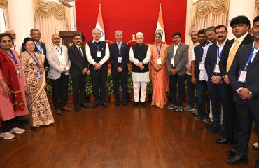 02.09.2026:  विद्यार्थ्यांच्या सर्वांगीण गुणवत्तेला प्रोत्साहन देण्यासाठी महाराष्ट्रातील मुंबई विद्यापीठ, सावित्रीबाई फुले पुणे विद्यापीठ आणि राष्ट्रसंत तुकडोजी महाराज नागपूर विद्यापीठात आता ‘कुलपती पदक’ प्रदान करण्यात येणार आहे. राज्यपाल तथा राज्य विद्यापीठांचे कुलपती जिष्णु देव वर्मा यांच्या पुढाकाराने सुरू करण्यात येत असलेल्या या उपक्रमासाठी राज्यपालांच्या हस्ते तिन्ही विद्यापीठांच्या कुलगुरूंना प्रत्येकी १० लाख रुपयांचा प्रातिनिधिक धनादेश बुधवारी लोकभवन, मुंबई येथे प्रदान करण्यात आला.  या कार्यक्रमाला मुंबई विद्यापीठाचे कुलगुरू प्रा. रवींद्र कुलकर्णी, राष्ट्रसंत तुकडोजी महाराज नागपूर विद्यापीठाच्या कुलगुरू डॉ. मनाली क्षीरसागर आणि सावित्रीबाई फुले पुणे विद्यापीठाचे कुलगुरू प्रा. सुरेश गोसावी यांच्यासह विविध विद्यापीठांचे प्र-कुलगुरू, संचालक, अधिष्ठाता, प्राचार्य, उद्योग व शिक्षण क्षेत्रातील प्रतिनिधी, प्रसिद्ध माजी विद्यार्थी, क्रीडा पुरस्कार विजेते तसेच वरिष्ठ अधिकारी उपस्थित होते.