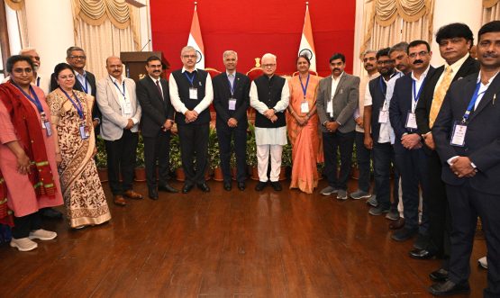 02.09.2026:  विद्यार्थ्यांच्या सर्वांगीण गुणवत्तेला प्रोत्साहन देण्यासाठी महाराष्ट्रातील मुंबई विद्यापीठ, सावित्रीबाई फुले पुणे विद्यापीठ आणि राष्ट्रसंत तुकडोजी महाराज नागपूर विद्यापीठात आता ‘कुलपती पदक’ प्रदान करण्यात येणार आहे. राज्यपाल तथा राज्य विद्यापीठांचे कुलपती जिष्णु देव वर्मा यांच्या पुढाकाराने सुरू करण्यात येत असलेल्या या उपक्रमासाठी राज्यपालांच्या हस्ते तिन्ही विद्यापीठांच्या कुलगुरूंना प्रत्येकी १० लाख रुपयांचा प्रातिनिधिक धनादेश बुधवारी लोकभवन, मुंबई येथे प्रदान करण्यात आला.  या कार्यक्रमाला मुंबई विद्यापीठाचे कुलगुरू प्रा. रवींद्र कुलकर्णी, राष्ट्रसंत तुकडोजी महाराज नागपूर विद्यापीठाच्या कुलगुरू डॉ. मनाली क्षीरसागर आणि सावित्रीबाई फुले पुणे विद्यापीठाचे कुलगुरू प्रा. सुरेश गोसावी यांच्यासह विविध विद्यापीठांचे प्र-कुलगुरू, संचालक, अधिष्ठाता, प्राचार्य, उद्योग व शिक्षण क्षेत्रातील प्रतिनिधी, प्रसिद्ध माजी विद्यार्थी, क्रीडा पुरस्कार विजेते तसेच वरिष्ठ अधिकारी उपस्थित होते.