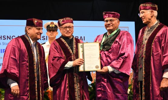 02.09.2026: राज्यपाल तथा राज्य विद्यापीठांचे कुलपती जिष्णु देव वर्मा यांच्या उपस्थितीत आज एचएसएनसी विद्यापीठाचा पाचवा दीक्षांत समारोह विद्यापीठाच्या वरळी मुंबई येथील सभागृहात संपन्न झाला. यावेळी राज्यपालांच्या हस्ते स्नातक तसेच स्नातकोत्तर पदवी धारकांना पदव्या प्रदान करण्यात आल्या तसेच ४५ स्नातकांना सुवर्ण पदके प्रदान करण्यात आली. दीक्षांत समारोहाला एचएसएनसी विद्यापीठाचे प्रोव्होस्ट अनिल हरीश, एचएसएनसी मंडळाचे अध्यक्ष डॉ निरंजन हिरानंदानी, विश्वस्त माया शहानी,  विद्यापीठाच्या कुलगुरु डॉ हेमलता बागला, राज्यपालांचे सचिव डॉ प्रशांत नारनवरे, कुलसचिव डॉ भगवान बालानी व परीक्षा संचालक डॉ जयेश जोगळेकर उपस्थित होते.