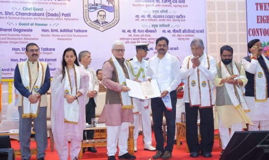 03.09.2026: राज्यपाल तथा विद्यापीठाचे कुलपती  जिष्णु देव वर्मा यांच्या प्रमुख उपस्थितीत डॉ. बाबासाहेब आंबेडकर तंत्रशास्त्र विद्यापीठाचा अठ्ठाविसावा दीक्षांत समारंभ   गुरुवारी  (दि. ३ सप्टेंबर) विद्यापीठाच्या सभागृहात संपन्न झाला. यावेळी उच्च व तंत्रशिक्षण मंत्री चंद्रकांत पाटील, रायगडचे पालक मंत्री भरत गोगावले,  महिला व बालविकास मंत्री अदिती तटकरे, खा. सुनिल तटकरे, विद्यापीठाचे कुलगुरु प्रा. डॉ. राजनीश कामत, कुलसचिव, डॉ. अमित शेष आणि परिक्षा नियंत्रक डॉ. गितांजली महामूणकर आणि विद्यार्थी उपस्थित होते.