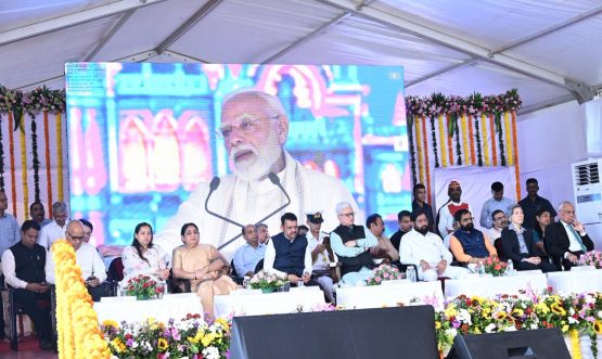 08.09.2026: पंतप्रधान नरेंद्र मोदी यांच्या हस्ते रेल्वेच्या पश्च‍िम व‍िभागाकर‍िता उच्च-क्षमतेचा विशेष रेल्वे मालवाहतूक मार्ग तसेच  व‍िद्युत इंज‍िन असलेल्या मालगाडयांचा शुभारंभ वडोदरा येथून ऑनलाईन करण्यात आला. या निमित्त जवाहरलाल नेहरु पोर्ट ट्रस्ट येथे झालेल्या कार्यक्रमाला राज्यपाल ज‍िष्णु देव वर्मा, मुख्यमंत्री देवेंद्र फडणवीस, उपमुख्यमंत्री एकनाथ श‍िंदे व सुनेत्रा पवार, रोहयो, फलोत्पादन व खारभूमी विकास मंत्री भरत गोगावले, महिला व बाल विकास मंत्री आदिती तटकरे, डेडिकेटेड फ्रेट कॉरिडॉर कॉर्पोरेशन ऑफ इंडियाचे व्यवस्थापकीय संचालक प्रवीण कुमार, मध्य रेल्वेचे महाव्यवस्थापक राजीव श्रीवास्तव, मुंबईतील जपानच्या वाण‍िज्यदूत साटो हितोमी यांच्यासह वरिष्ठ रेल्वे अधिकारी  उपस्थ‍ित होते.