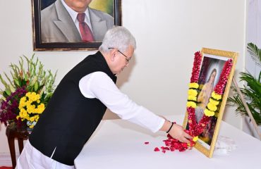 13.09.2026:   Maharashtra Governor Jishnu Dev Varma offered floral tributes to the portrait of Bhagvan Sarvajna Shri Chakradhar Swami on the occasion of the Birth Anniversary of the founder of Mahanubhava Sampraday at Lok Bhavan Mumbai. Secretary to the Governor Dr. Prashant Narnaware, Joint Secretary S. Ramamoorthy, staff and officers of Lok  Bhavan and State police were present