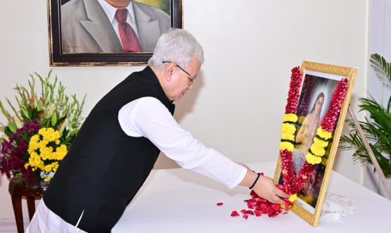 13.09.2026:   Maharashtra Governor Jishnu Dev Varma offered floral tributes to the portrait of Bhagvan Sarvajna Shri Chakradhar Swami on the occasion of the Birth Anniversary of the founder of Mahanubhava Sampraday at Lok Bhavan Mumbai. Secretary to the Governor Dr. Prashant Narnaware, Joint Secretary S. Ramamoorthy, staff and officers of Lok  Bhavan and State police were present